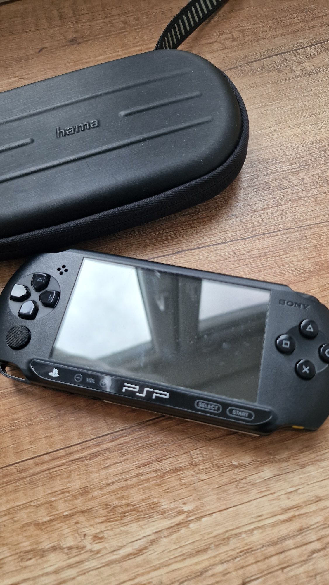 PSP конзола със зарядно, мемори карта и калъф