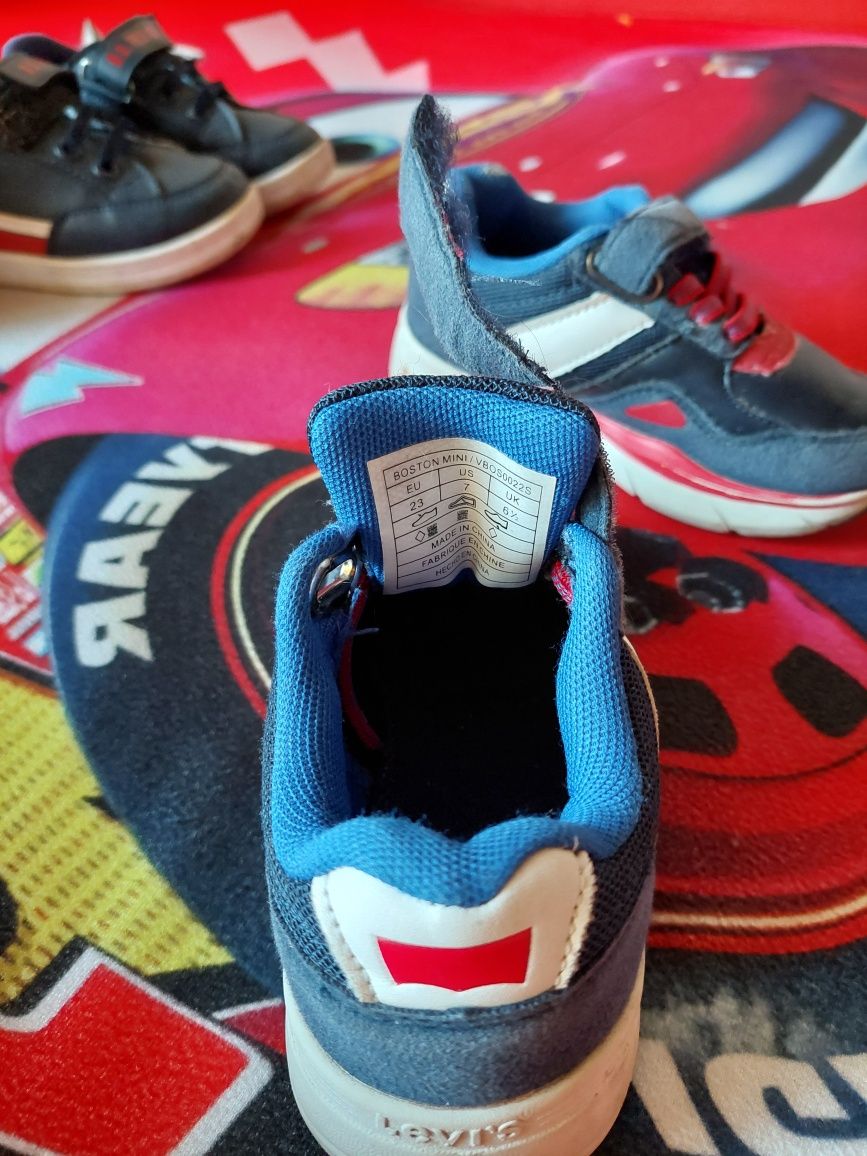 Маратонки на levis