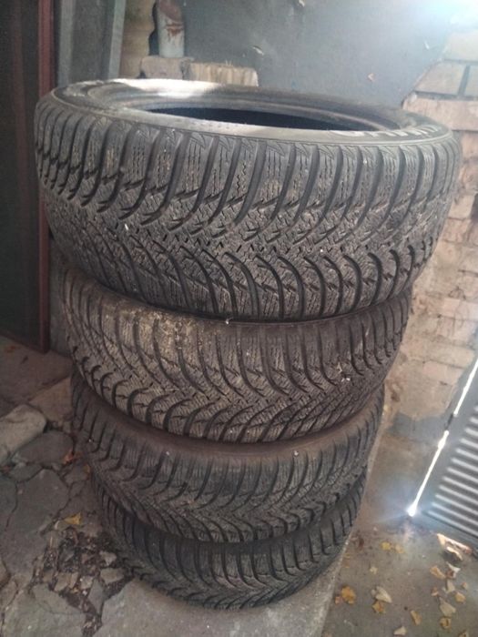 Продавам 4 броя зимни гуми
KUMHO WINTERCRAFT
215/55R6 / ДОТ 3021
Гумит