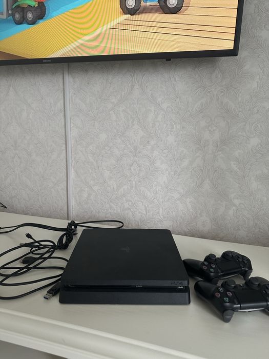 Продаеться PS4 срочно