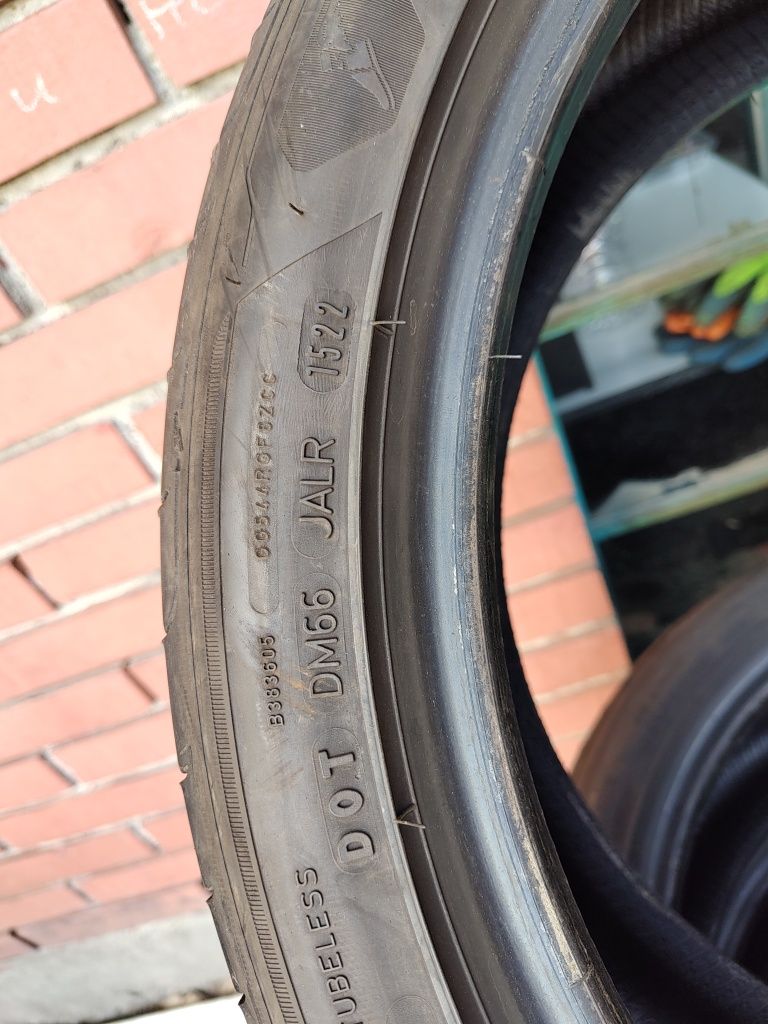 Продавам 2 летни гуми 245/40/19 Goodyear