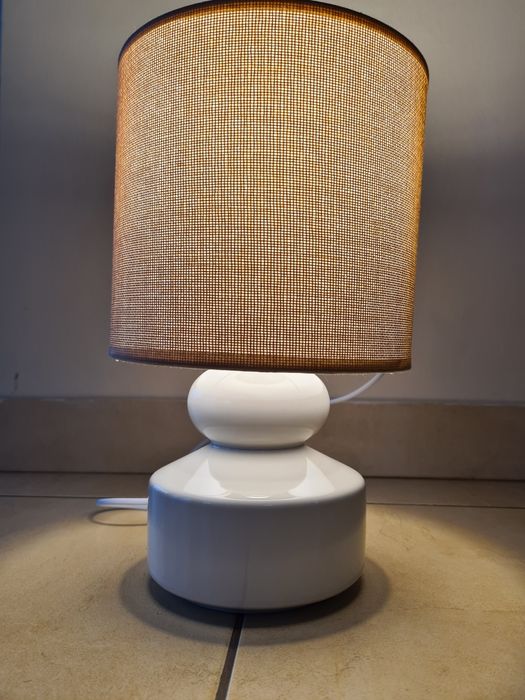 Lustră cu abajur – Eleganță și căldură pentru casa ta!