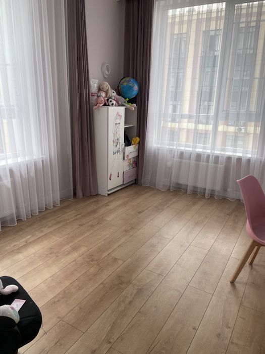 Продаю детский комплект стол и шкаф