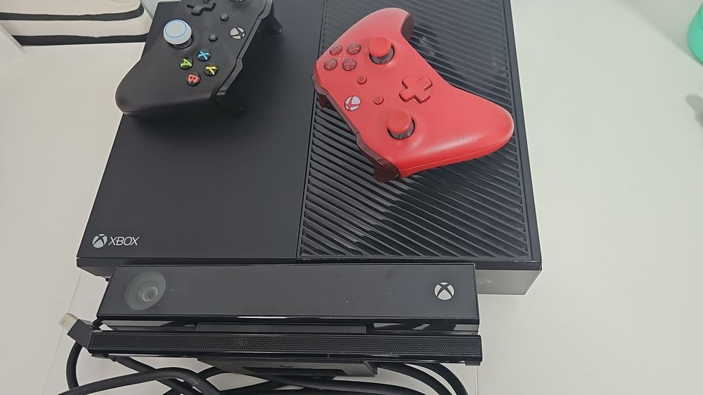 Xbox one 1tb ,2 controllere , kinect , jocuri. Pachet