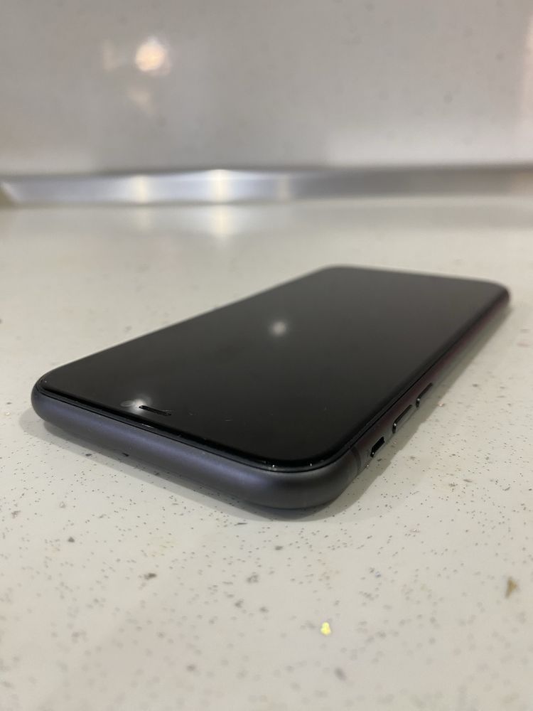 iPhone 11 black.