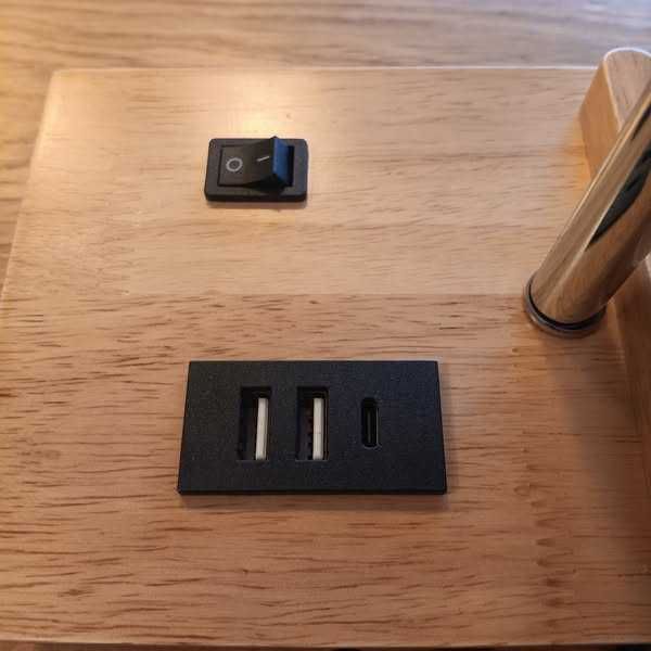 НОВA! USB настолна лампа с 3 зарядни порта и дървена основа