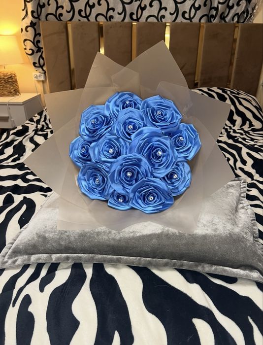 Buchet din 13 trandafiri satin cu diamante