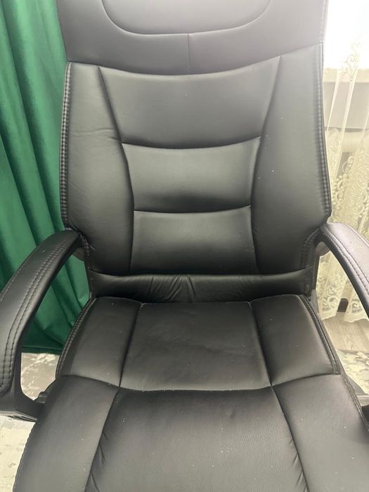 Офисное кресло черное