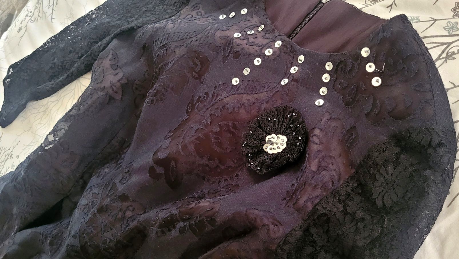 Rochie neagră cusuta la mână