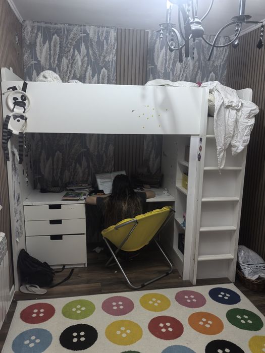 продам двухуровневую кровать
 внизу стол на втором этаже кровать сбоку