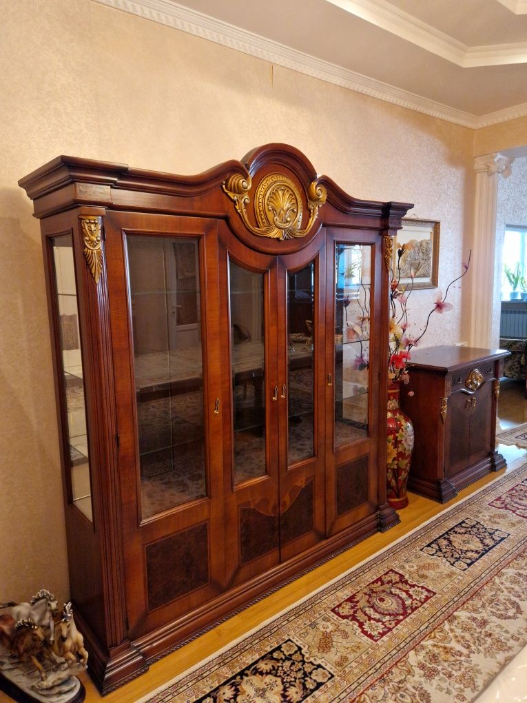 Шкаф витрины, сервант