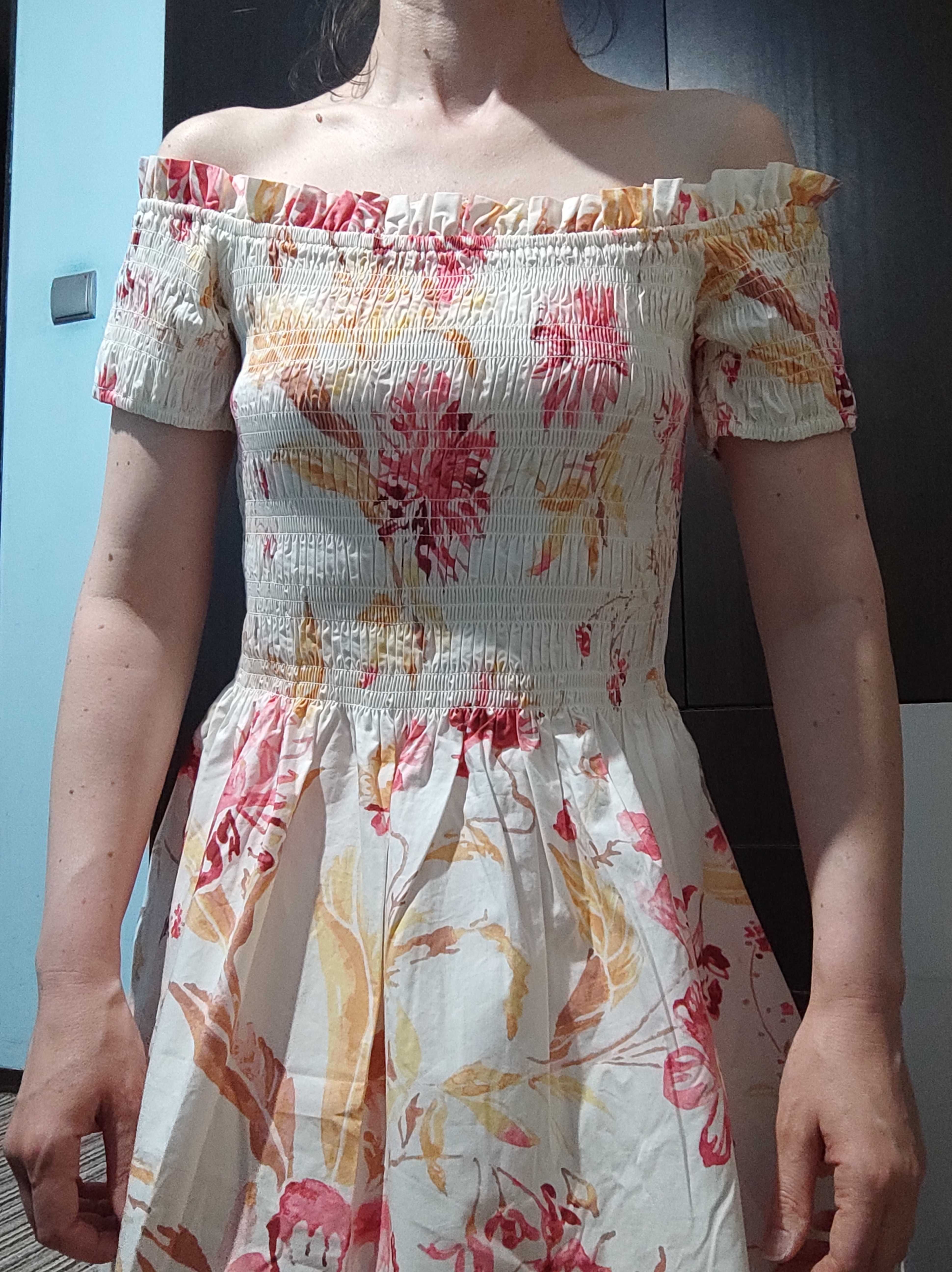 Дълга рокля НМ с голи рамене и набори с ластици / рокля на цветя