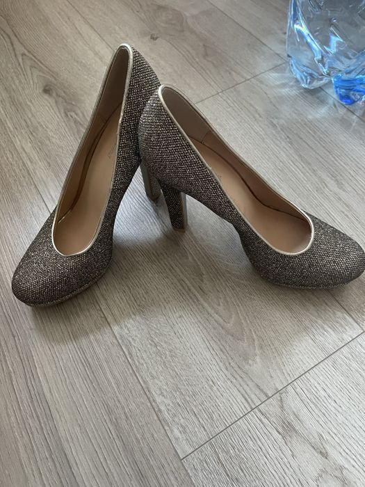 Обувки златни 37номер