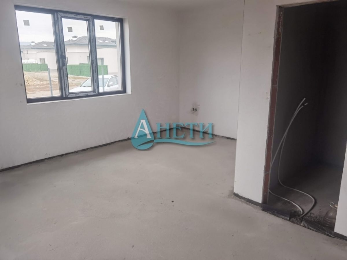 Едноетажна къща 160 м2 с двор в гр.Костинброд, кв.Зора. Отлична
