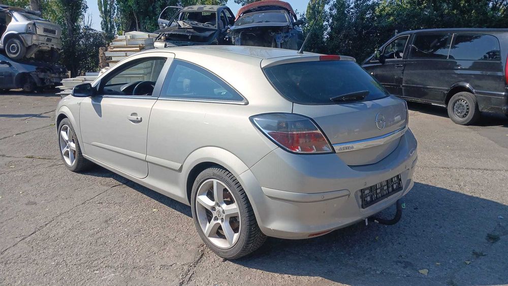 Dezmembrez Opel Astra H GTC 1.9 Diesel Din 2007 - Z19DT
