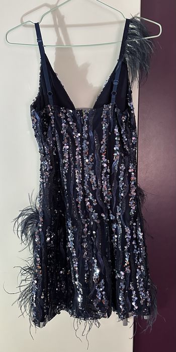 Тъмносиня рокля с пера и пайети