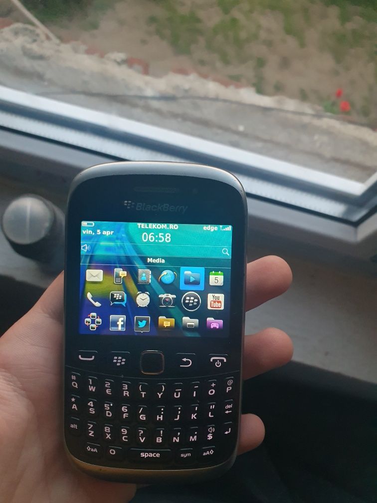 Blackberry curve 9320