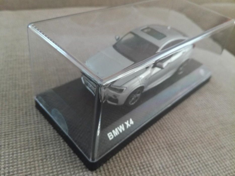 Vand macheta BMW X4 F26 editie de reprezentanta scara 1 43 Herpa