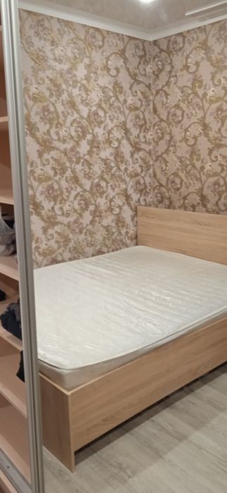 Кровать двуспальная с матрасом