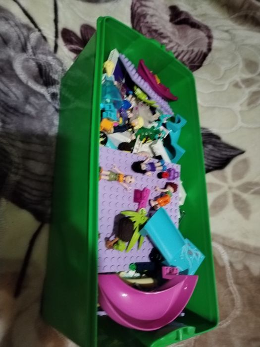 Vind lego original pt fetițe are multe figurine .