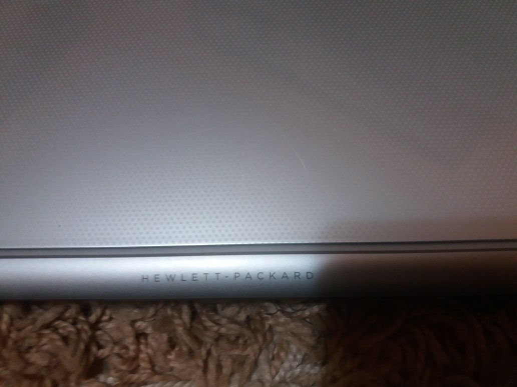 Laptop HP i3 8 giga ram cu ecran mare