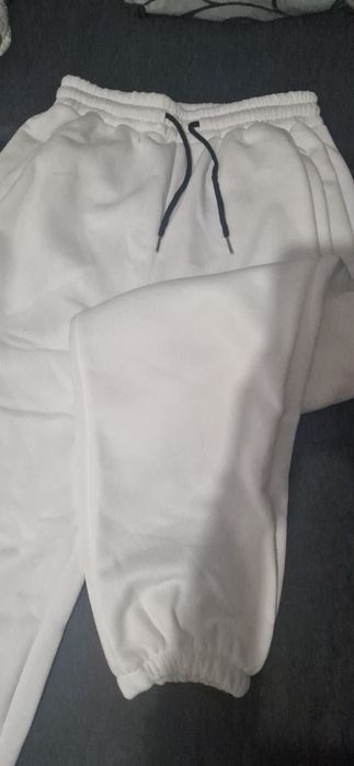 Чисто нови бели спортни панталони