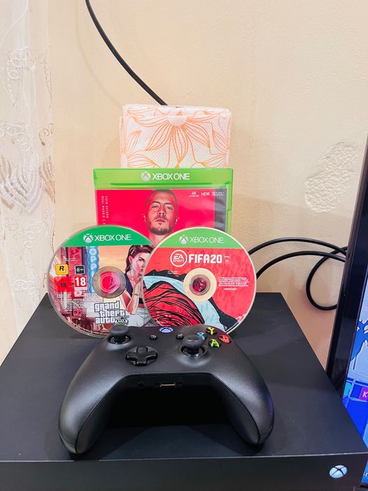 XBOX ONE X 1 TB +Controller,FIFA20,GTA V