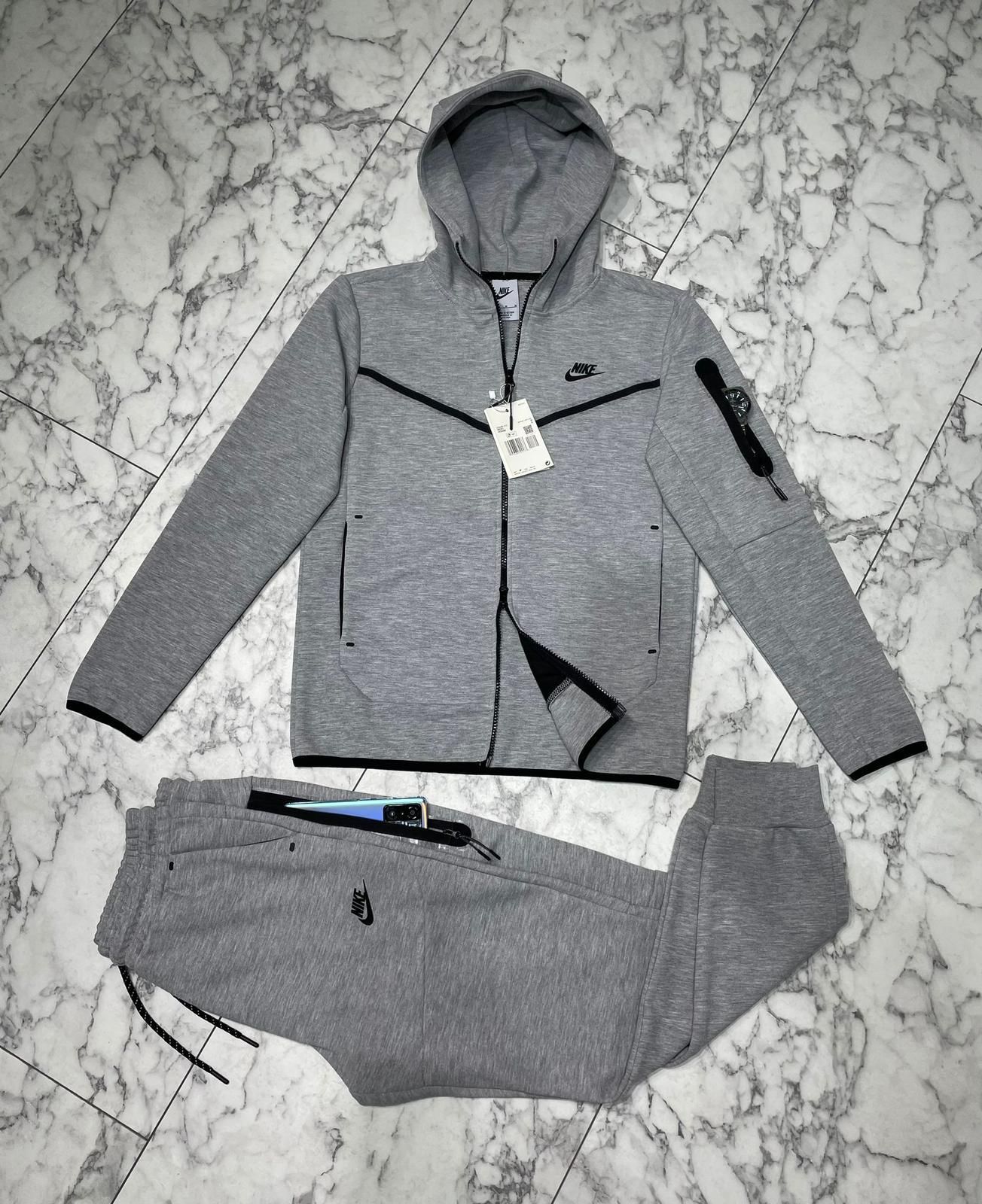 Vănd Nike tech oferta speciala