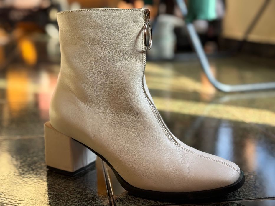 Дамски бели боти от естествена кожа