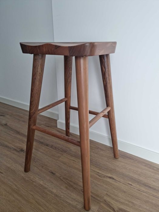Чисто нови дървени бар столове на 