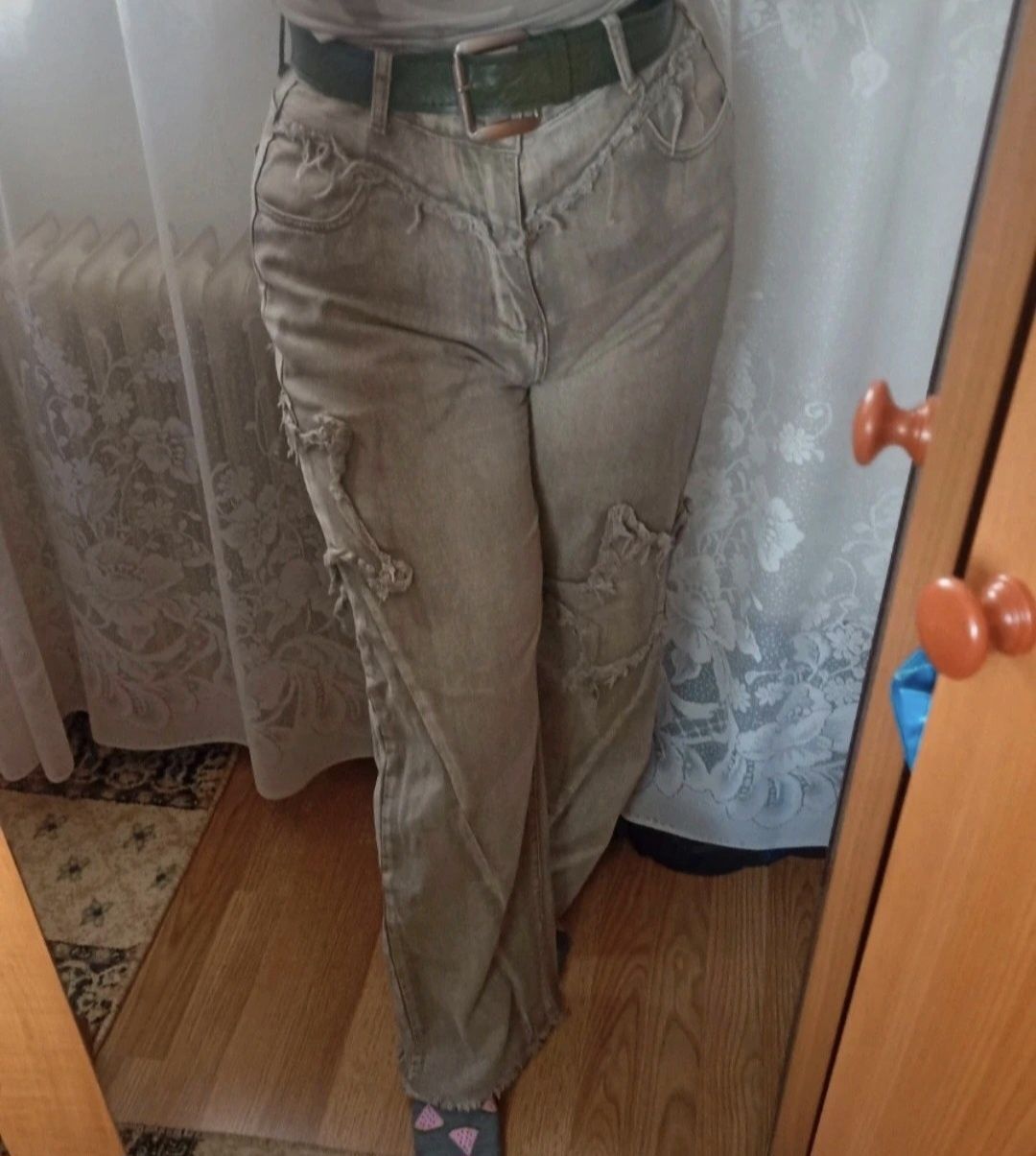 Blugi evazati cu stelute