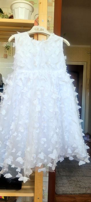 Красивое белоснежный платье для девочки