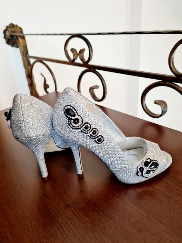 Pantofi argintii cu decorațiuni handmade
