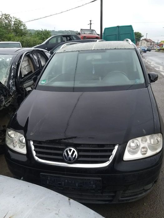 Dezmembram Volkswagen Touran din 2005 , 2.0 TDI , Cod Motor: BKD , Negru