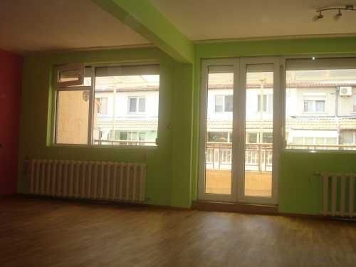 Тристаен имот в Хладилника