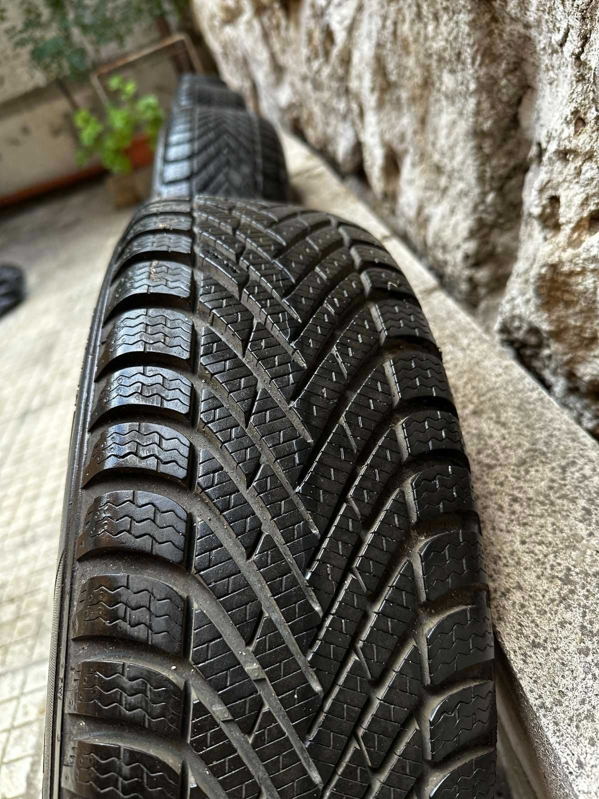 Зимни гуми Pirelli 185 65 15 с джанти 15 цола