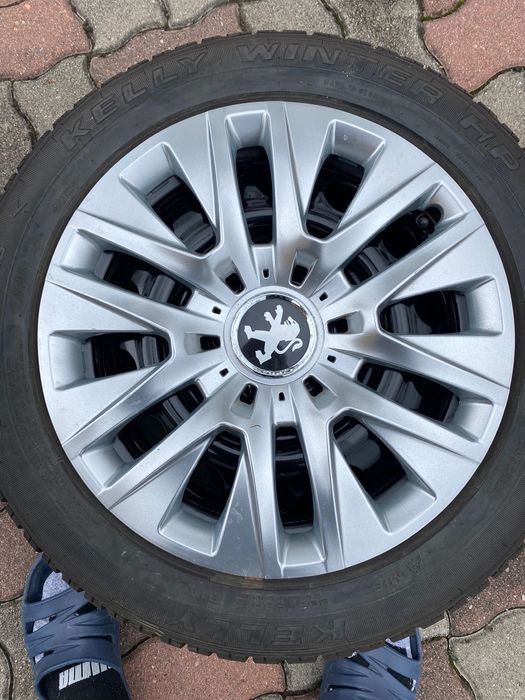 Vand 4genti cu cauciucuri de iarna 205/55R16 pentru Peugrot 308