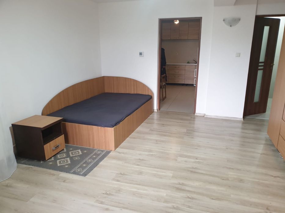 Garsoniera la casa cu curte