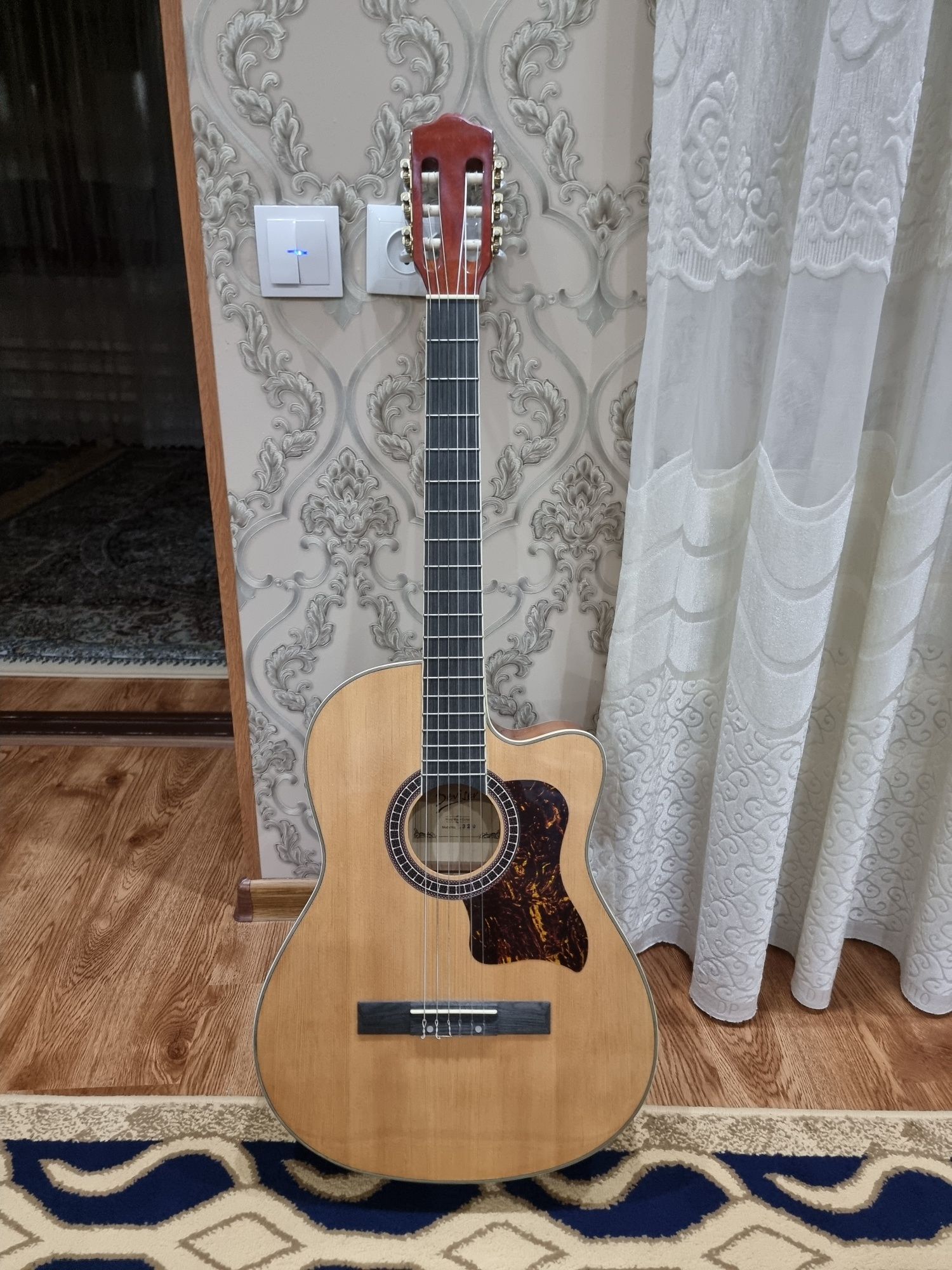 Deviser gitara sotiladi
