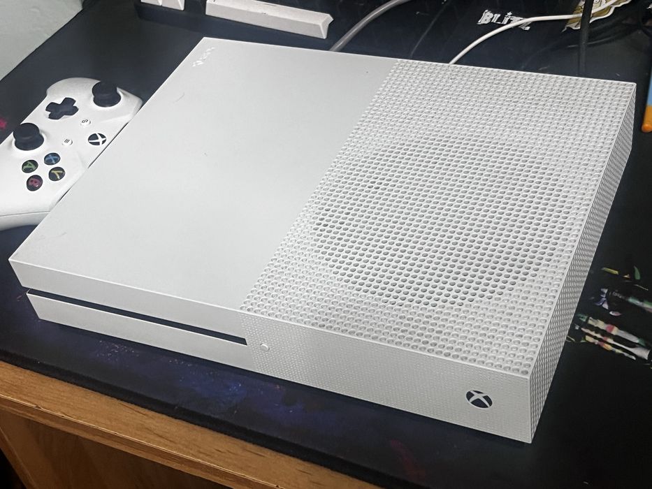 Xbox one s  с джойстиком
