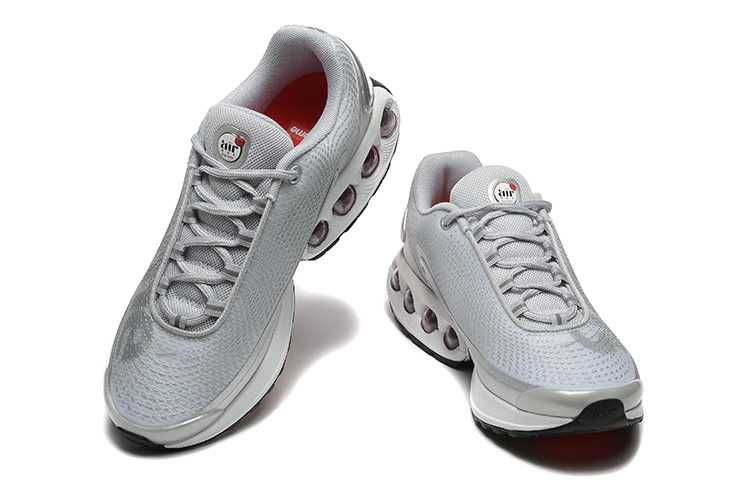 Нови с кутия дамски маратонки Nike Air Max DN silver