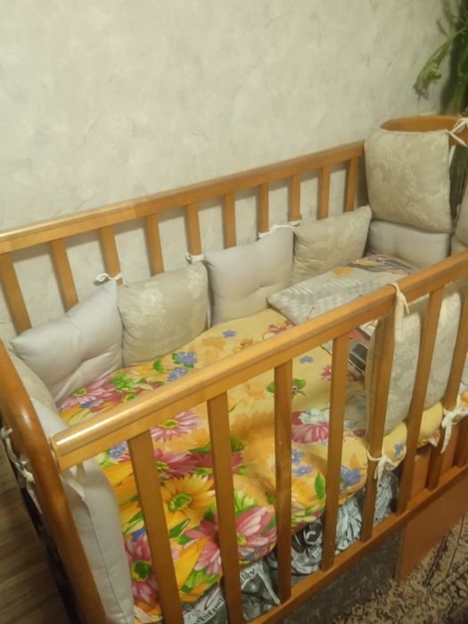 Продам детскую кроватку с бортиками,матрасом 8000. В подарок ванночка