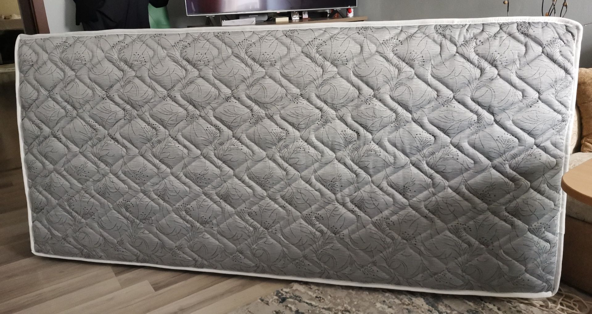 Нов, еднолицев, пружинен матрак 90/200см..