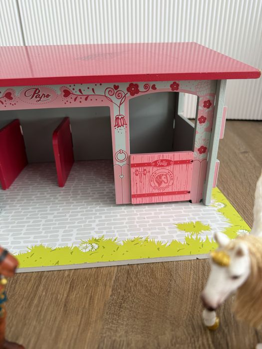 Фигурки коне с конюшня на Schleich и Papo