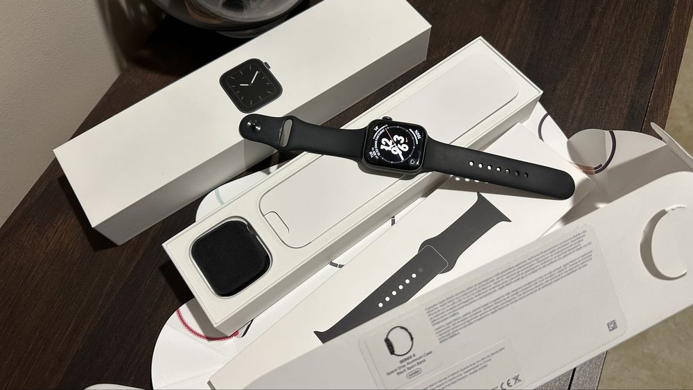 Продавам неразличим от нов Apple Watch 5