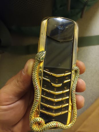 Vand telefon vertu suflat cu aur de 18 k cobra boucheron