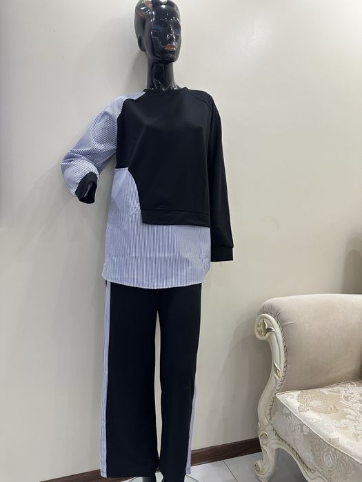 Set modern din doua piese , cu detalii in dungi si croiala lejera .