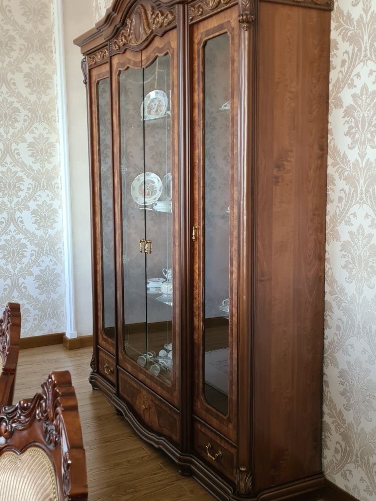 Гостиная мебель (горка с камодом)