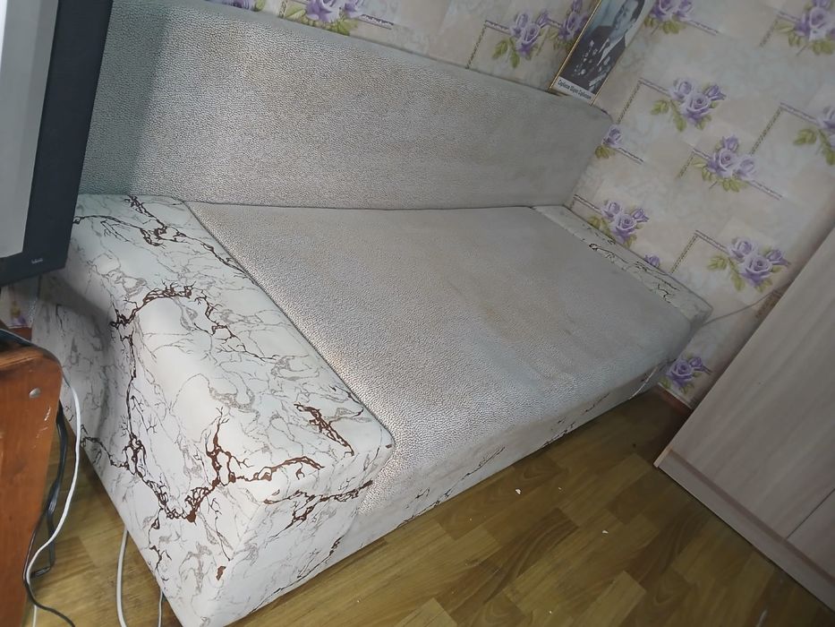 Продам диван не большой для прихожей на паралоне