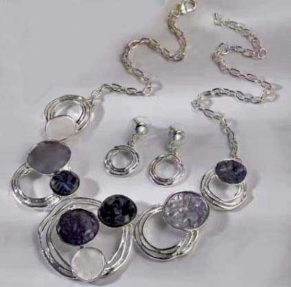 Стилни и красиви комплекти колиета с обеци